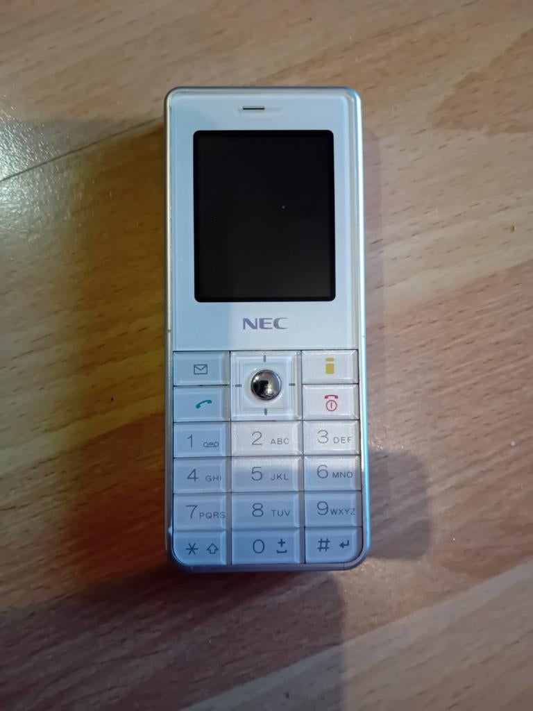 NEC klassieke mobiele telefoon met oplader, Gebruikt, Ophalen of Verzenden, Minder dan 3 megapixel, Klassiek of Candybar