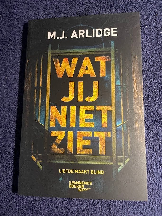 Boek: Wat jij niet ziet. – M. J. Arlidge., Europa overig, Ophalen of Verzenden, Zo goed als nieuw, M. J. Arlidge.