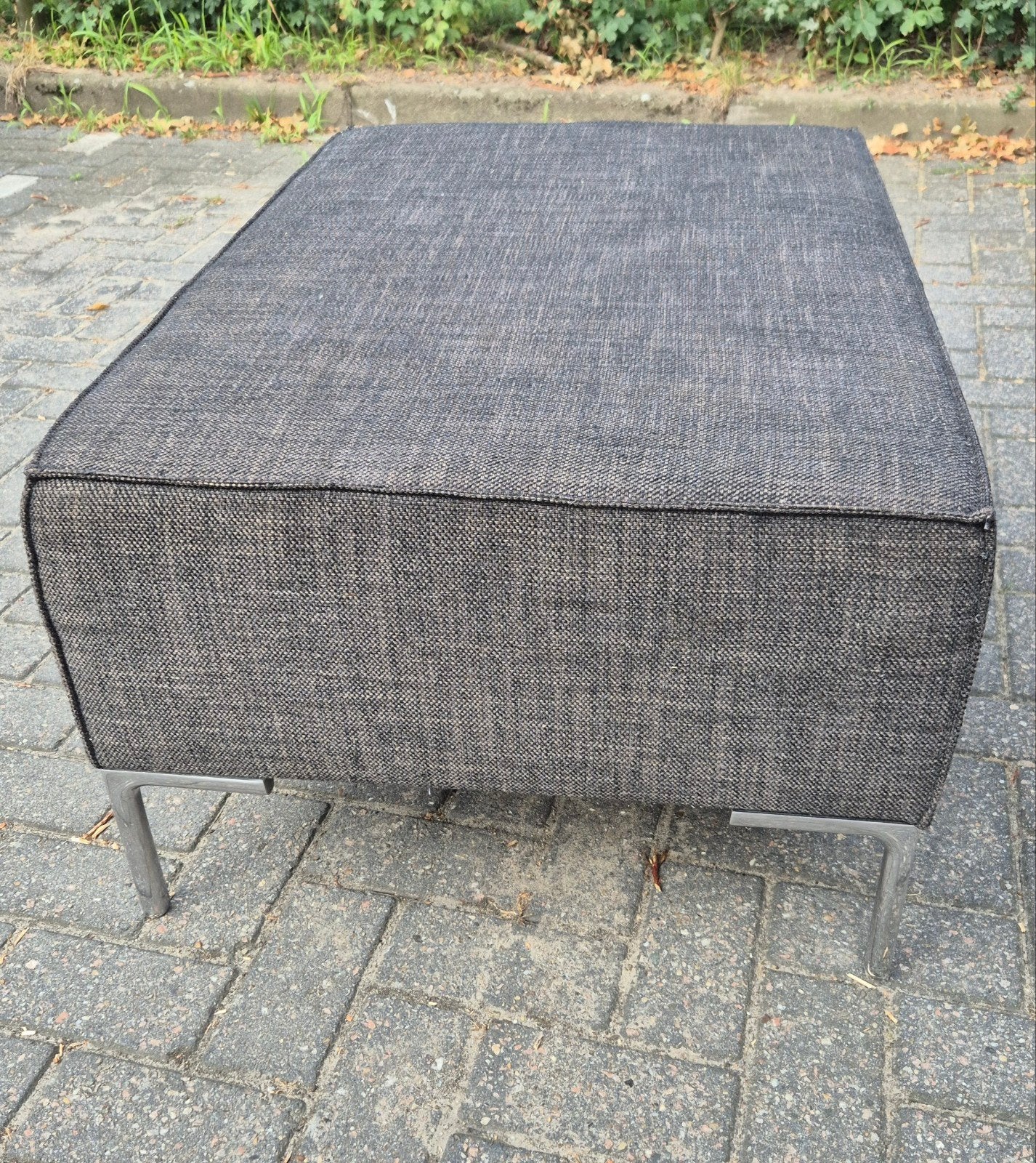 Design on Stock Bloq hocker uitgevoerd bruine stof rvs poten, Huis en Inrichting, Ophalen, Gebruikt, 75 tot 100 cm, Stof