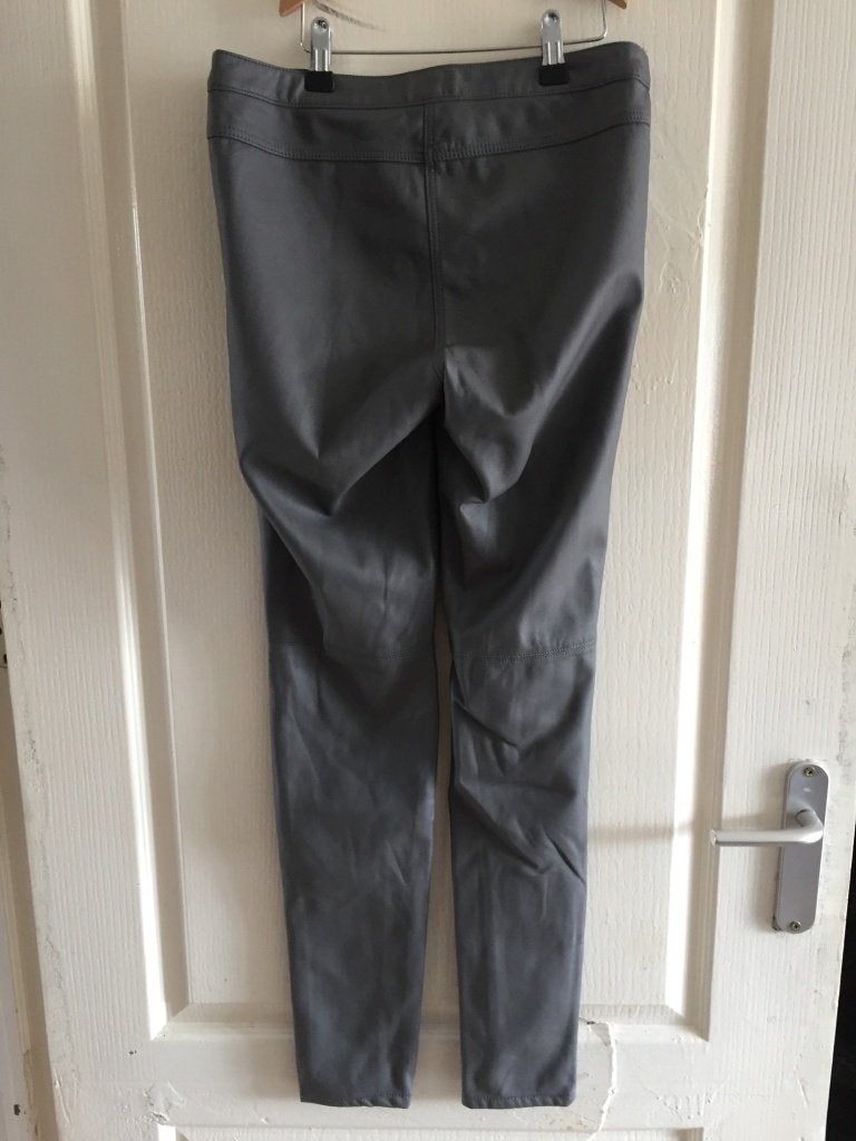 H&M faux leren broek 38, grijs. (2B19), Tweedehands verkoop, Ophalen of Verzenden, Tweedehands verkoop, Maat 38/40 (M)