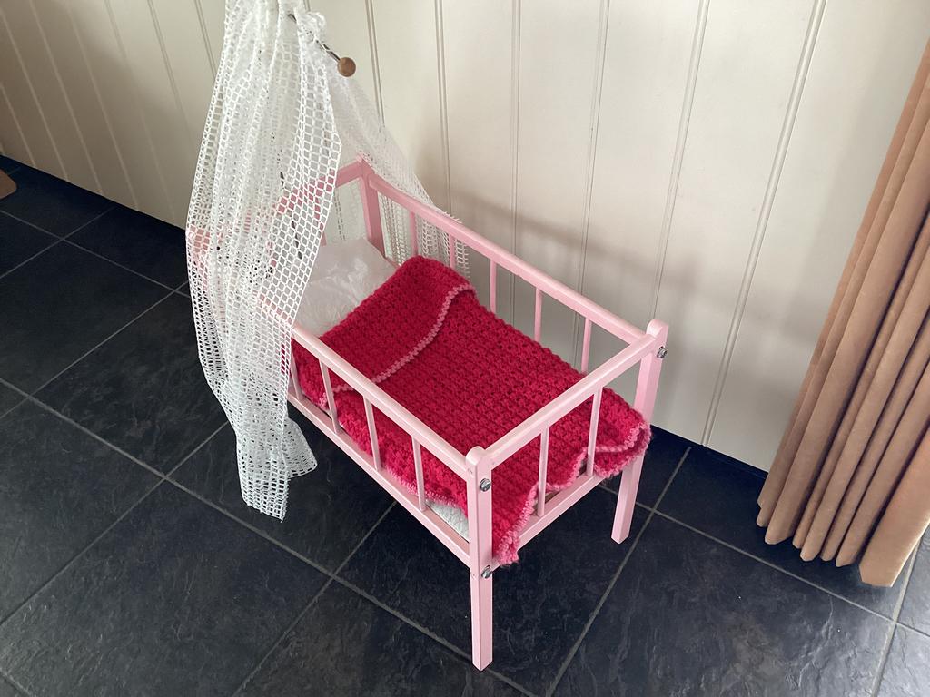 Te koop rose poppen bedje, Ophalen of Verzenden, Zo goed als nieuw, Overige typen