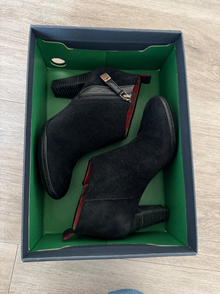 Tommy Hilfiger Enkellaarsjes laars laarsjes maat 38 hak 8cm, Zwart, Lage of Enkellaarzen, Ophalen of Verzenden, Zo goed als nieuw