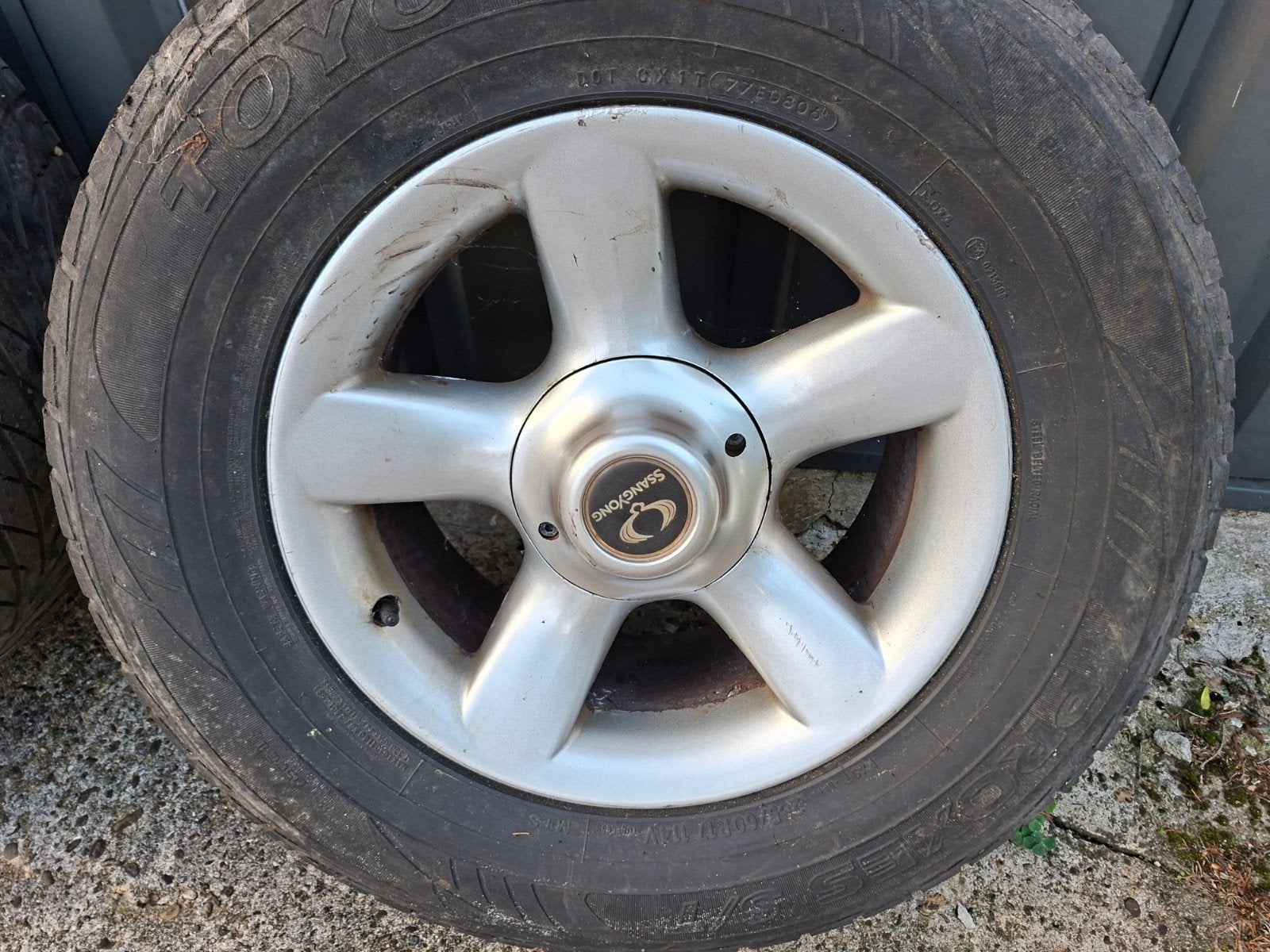 2x originele SsangYong Rexton 17 inch velgen + Toyo banden, Ophalen, Ssangyong
