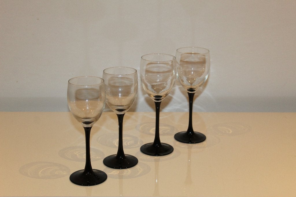 Luminarc wijnglas met zwarte voet - 4 - France, Ophalen of Verzenden, Zo goed als nieuw, Overige typen