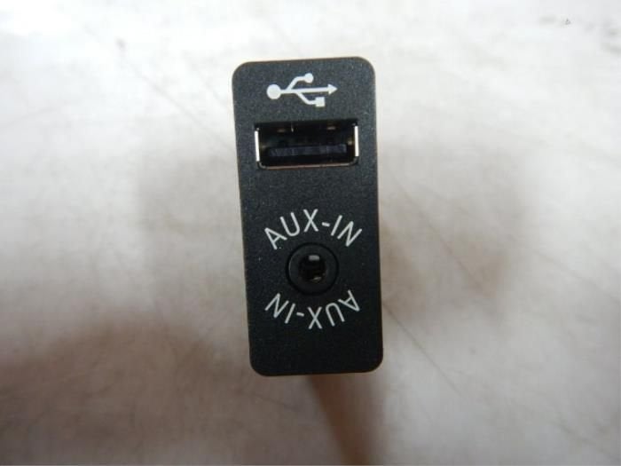 AUX/USB aansluiting BMW 1-Serie (22732794) (84109266607), Ophalen of Verzenden, Gebruikt