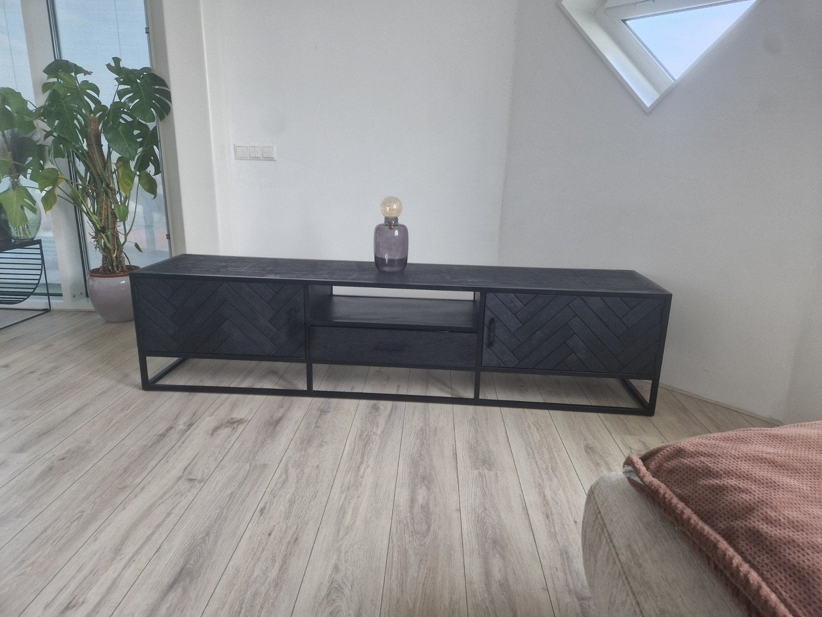 Zwart TV-meubel met visgraatpatroon en metalen frame, Overige houtsoorten, 150 tot 200 cm, Modern, Industrieel, Visgraat, Ophalen of Verzenden