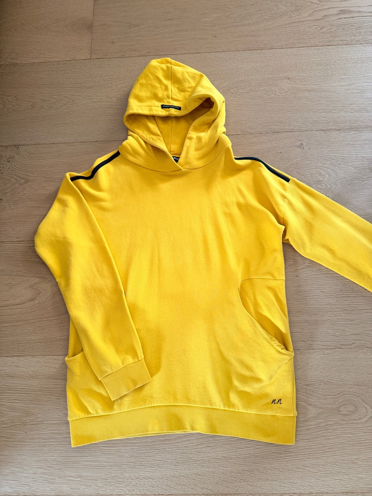 NIK & NIK Gele Hoodie Maat 14/164, Kinderen en Baby's, Ophalen of Verzenden, Zo goed als nieuw, Jongen of Meisje, Trui of Vest