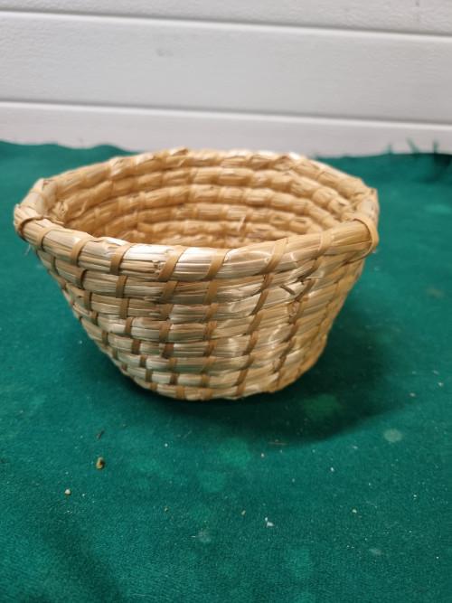 mandje gevlochten pitriet, Huis en Inrichting, Woonaccessoires | Schalen en Manden, Ophalen of Verzenden, 'T Olde Gre-j, Info@toldegrej.nl