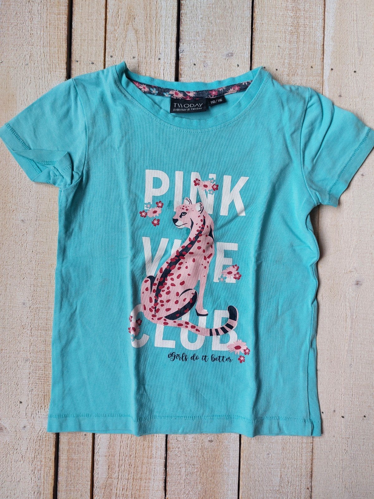 T-shirt met cheetah print en tekst - Maat 110/116, Zo goed als nieuw, Verzenden, Meisje, Shirt of Longsleeve