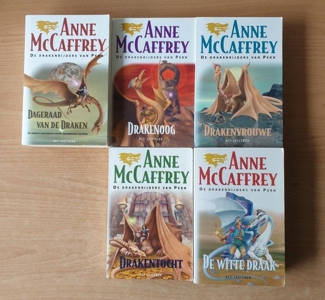 Anne McCaffrey - 5x De Drakenrijders van Pern, Verzenden, Gelezen, Anne McCaffrey