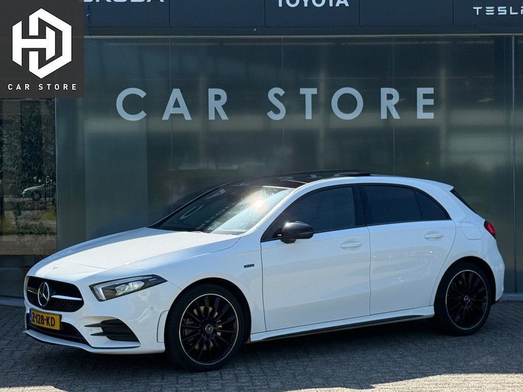 Mercedes-Benz A-klasse 250 e AMG Line Pano|Sfeer|19Inch|Adap, Auto's, Mercedes-Benz, Gebruikt, 4 cilinders, 15 kWh, Leder en Stof