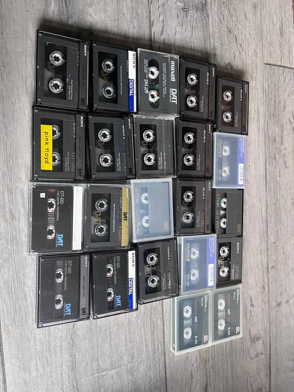 DAT tapes, Ophalen of Verzenden, Zo goed als nieuw, Overige genres, 2 t/m 25 bandjes