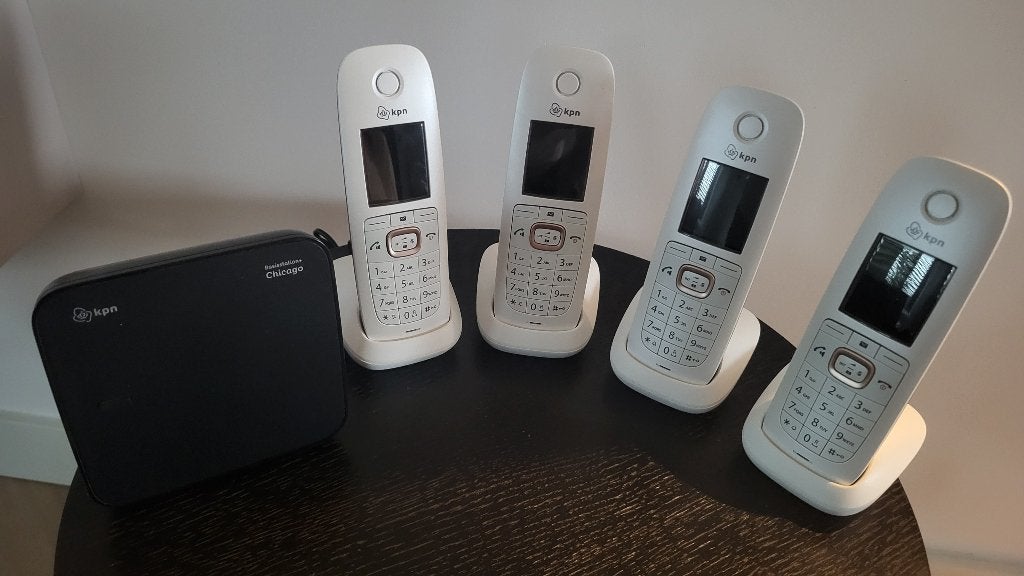 KPN CHICAGO BASISSTATION/4 HANDSETS, Ophalen of Verzenden, Zo goed als nieuw, 4 handsets of meer
