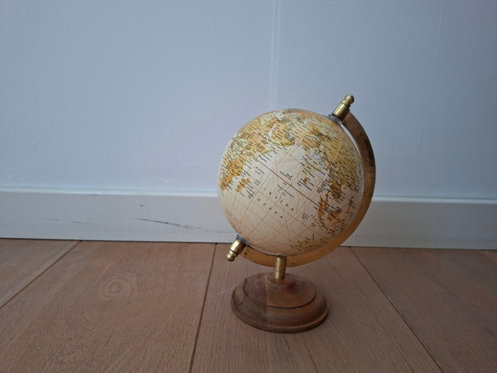Decoratieve Mini Wereldbol met Houten Voet, Ophalen, Draaibaar, Zo goed als nieuw, Staatkundige wereldbol