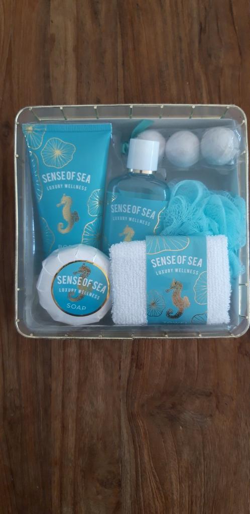 Cadeaupakket met o.a.  badschuim, bodylotion, zeep, bruisbal, Ophalen of Verzenden, Nieuw, Overige typen