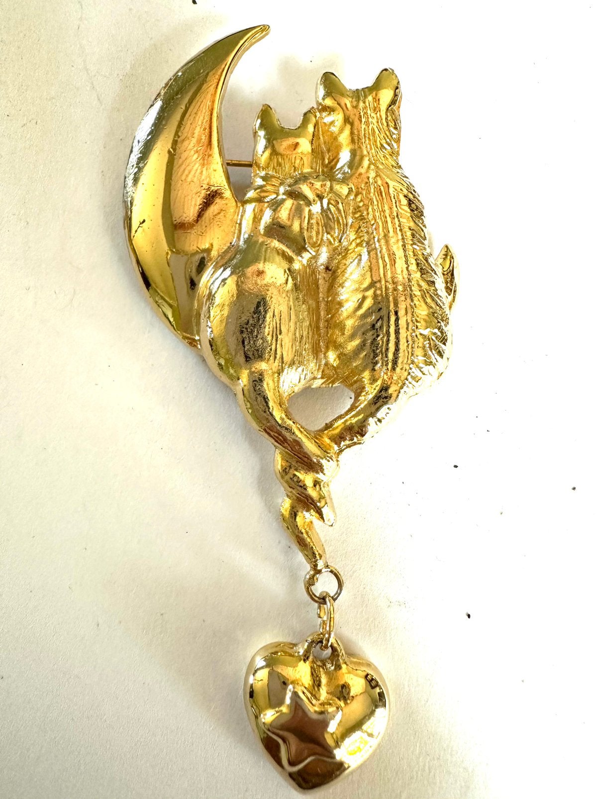 Vintage broche katten in love op de maan, Overige materialen, Verzenden, Zo goed als nieuw, Goud