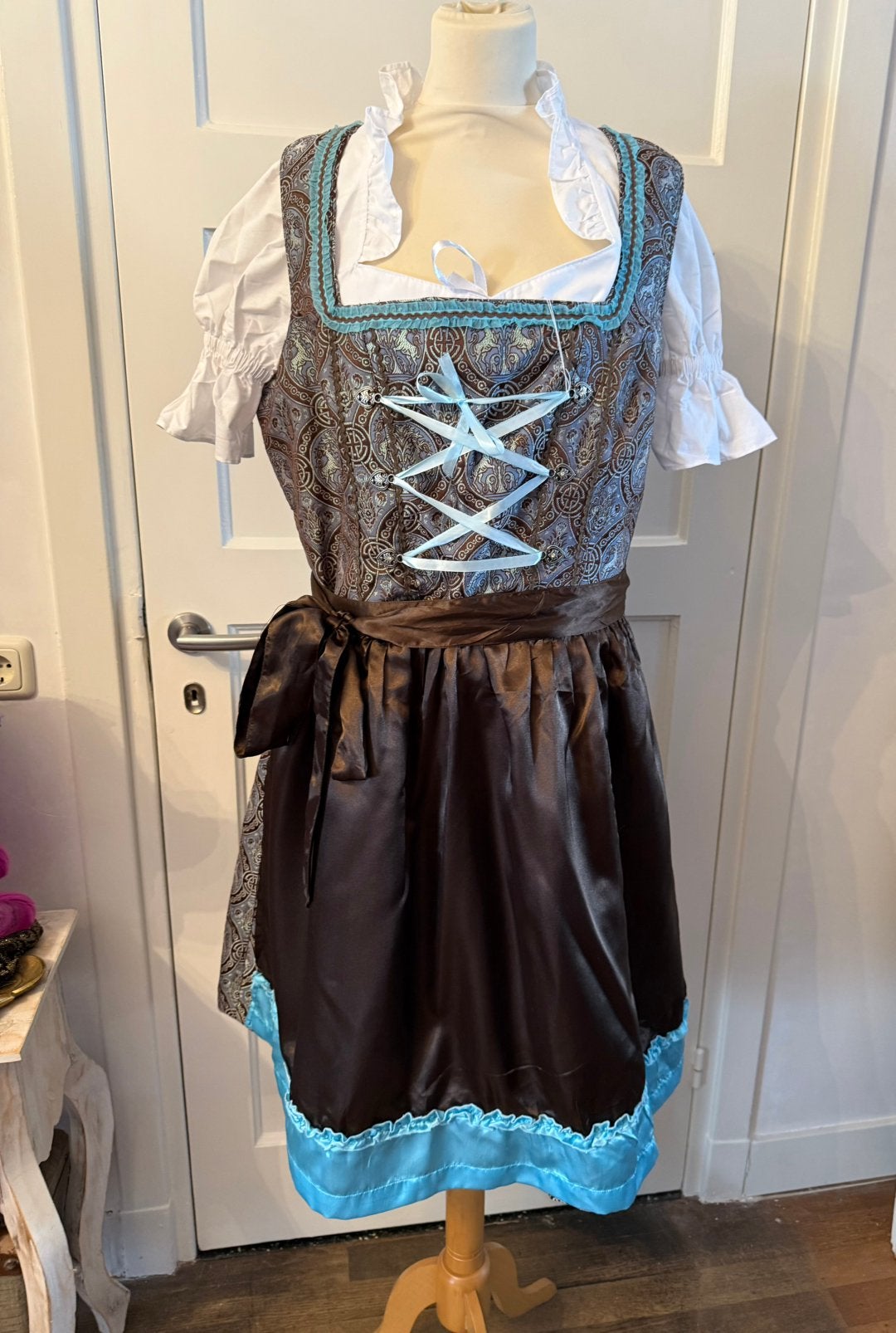 Tiroler dirndl maat 50 van Alphenfeuer met short, Ophalen of Verzenden, Zo goed als nieuw, Maat 46/48 (XL) of groter, Carnaval
