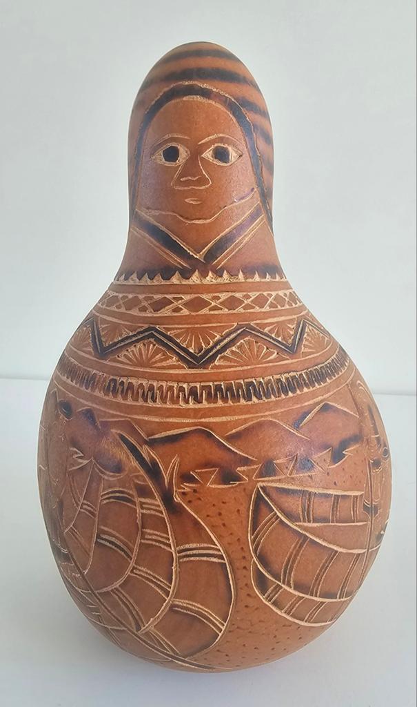 Unieke handgesneden Peruaanse kalebas - 18 cm - met rammel, Ophalen of Verzenden