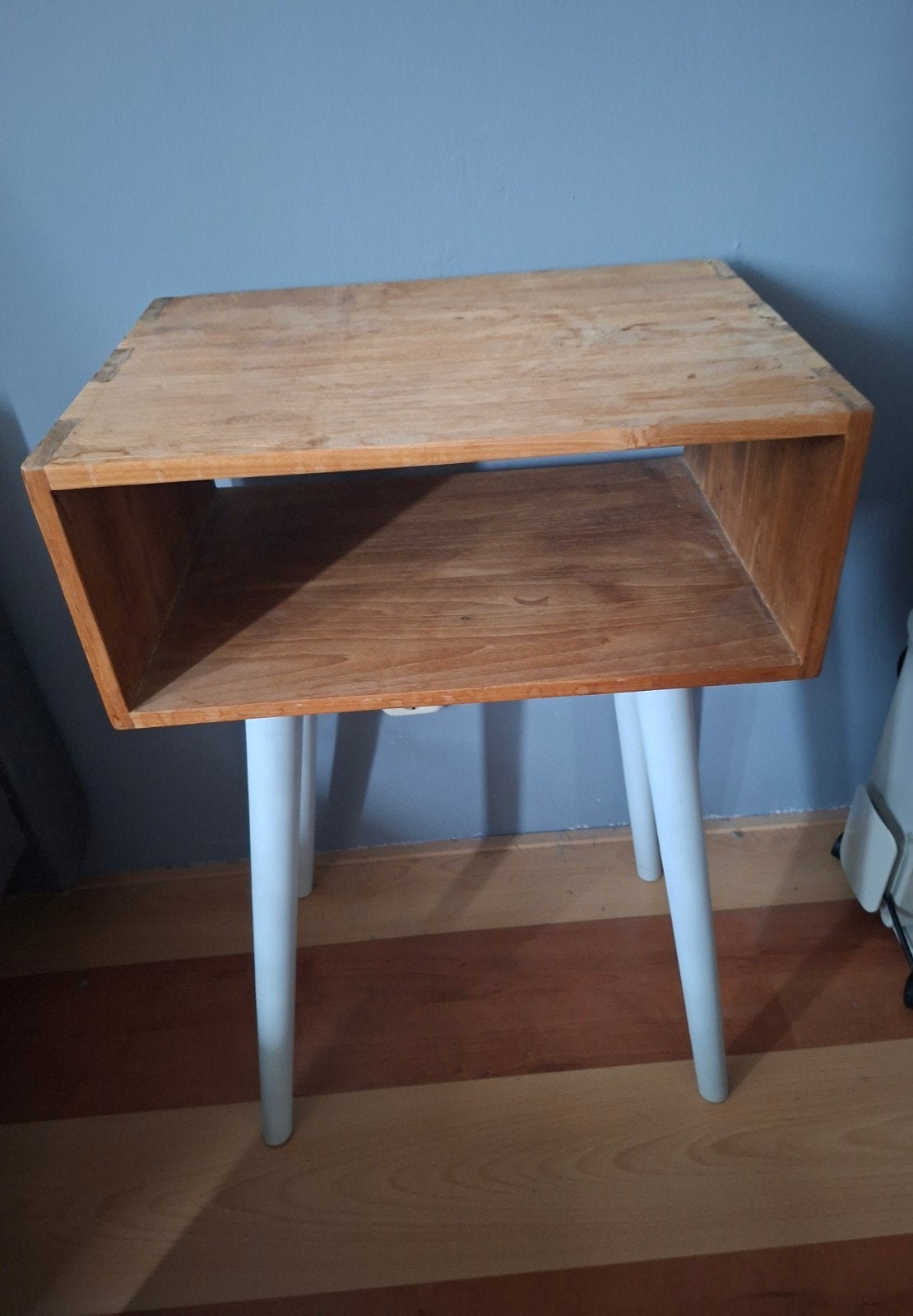 Houten bijzettafel met opbergvak en witte poten, Huis en Inrichting, Gebruikt, 55 tot 75 cm, Modern, Rechthoekig