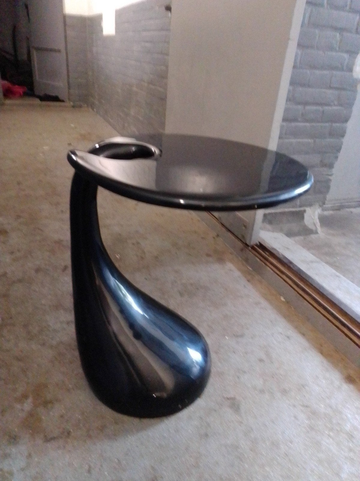 Vintage Space Age Bijzettafel - Futuristisch Druppelvorm, 45 tot 60 cm, Kunststof, Gebruikt, Ophalen of Verzenden