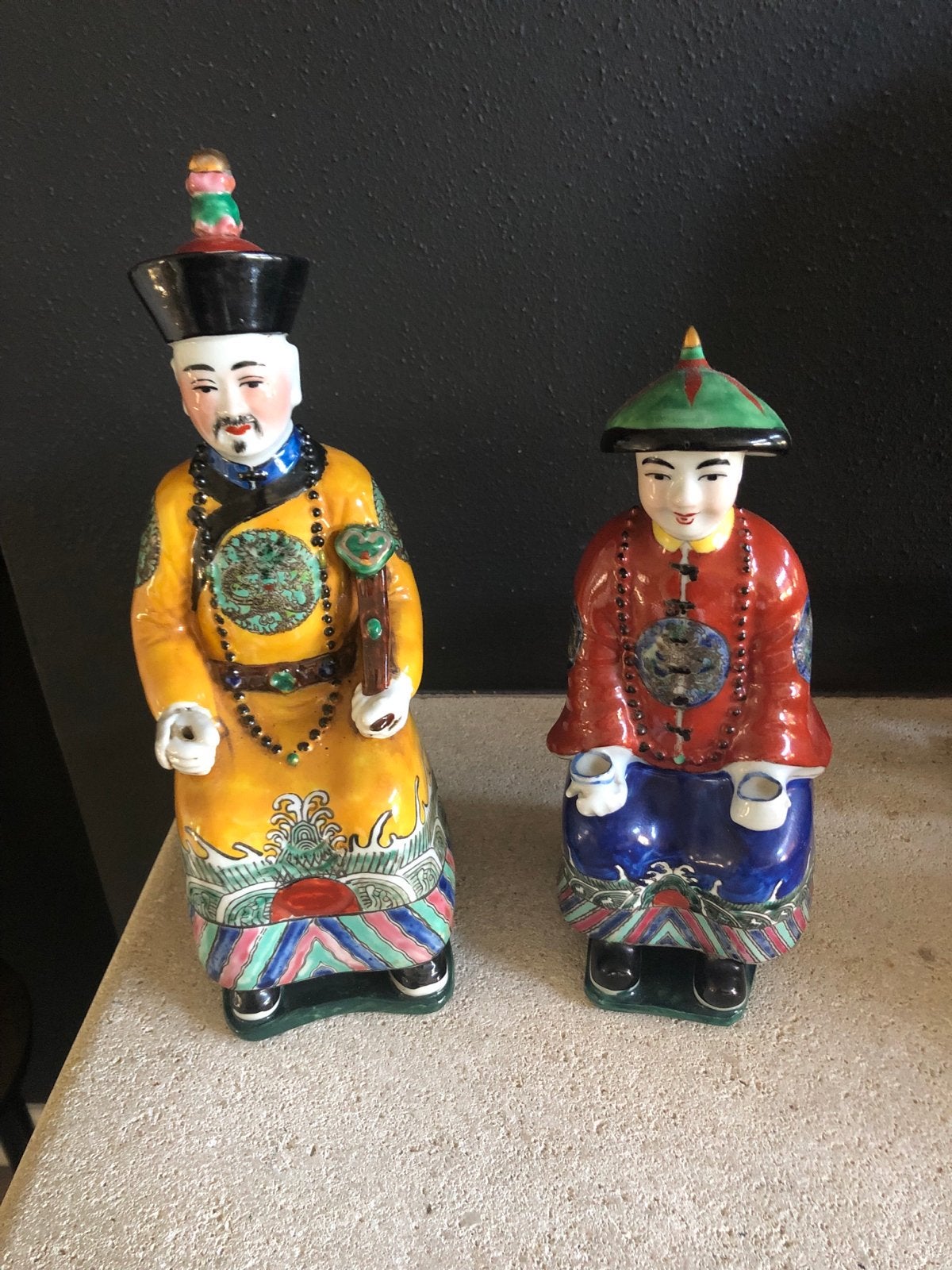 Twee Chinese beeldjes van mannen in traditionele kleding, Ophalen of Verzenden, 20 - 50 cm, Steen of Keramiek, Beeld
