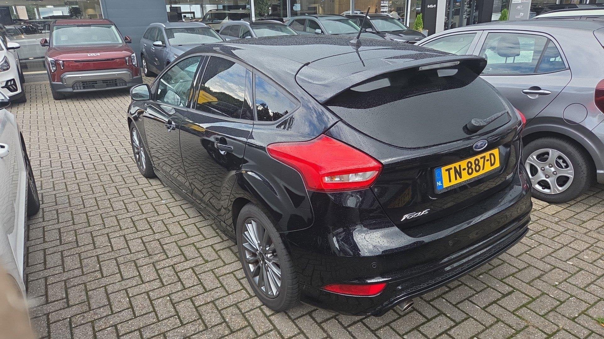 Ford Focus ST-Line | 125 PK | CAMERA | CRUISE CONTROL | NAVI, 12 maanden, Gebruikt, Euro 6, Zwart