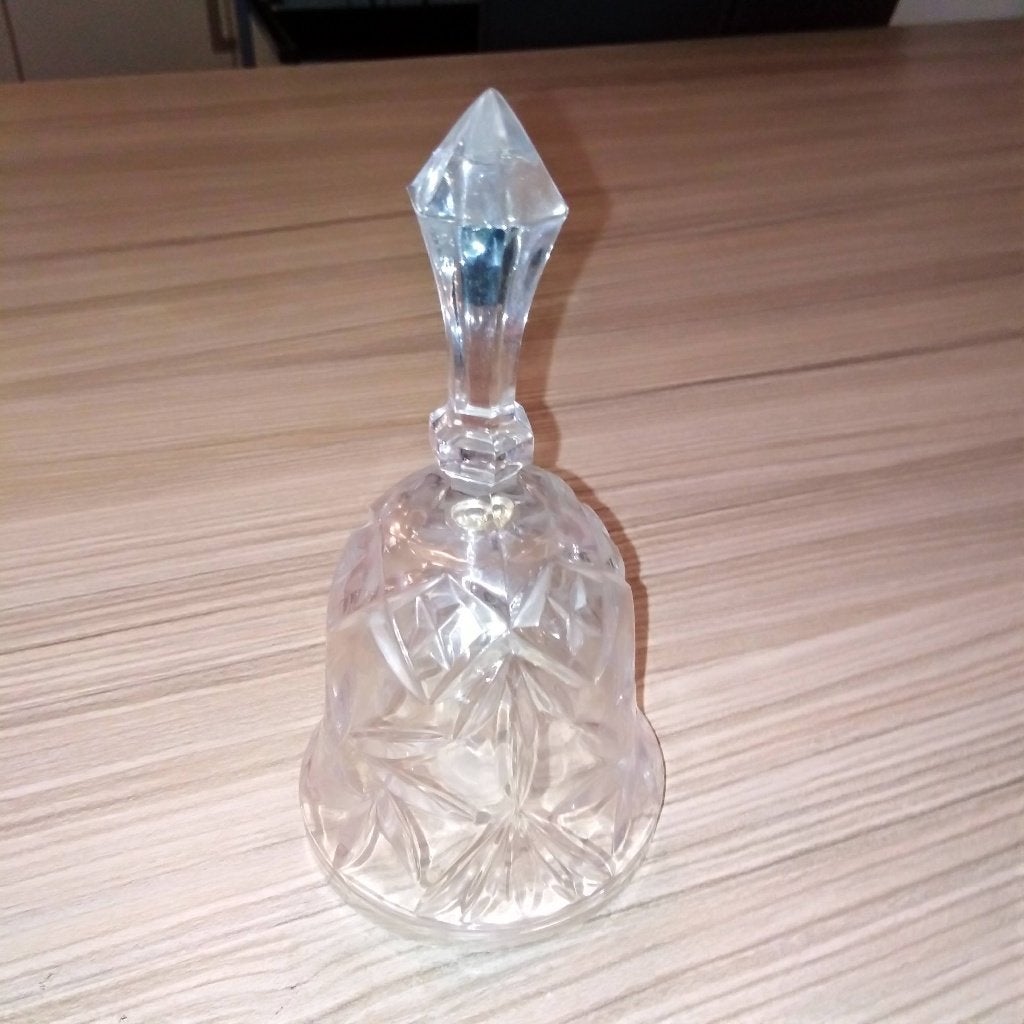 Kristallen tafelbel met een facetgeslepen handvat, Ophalen