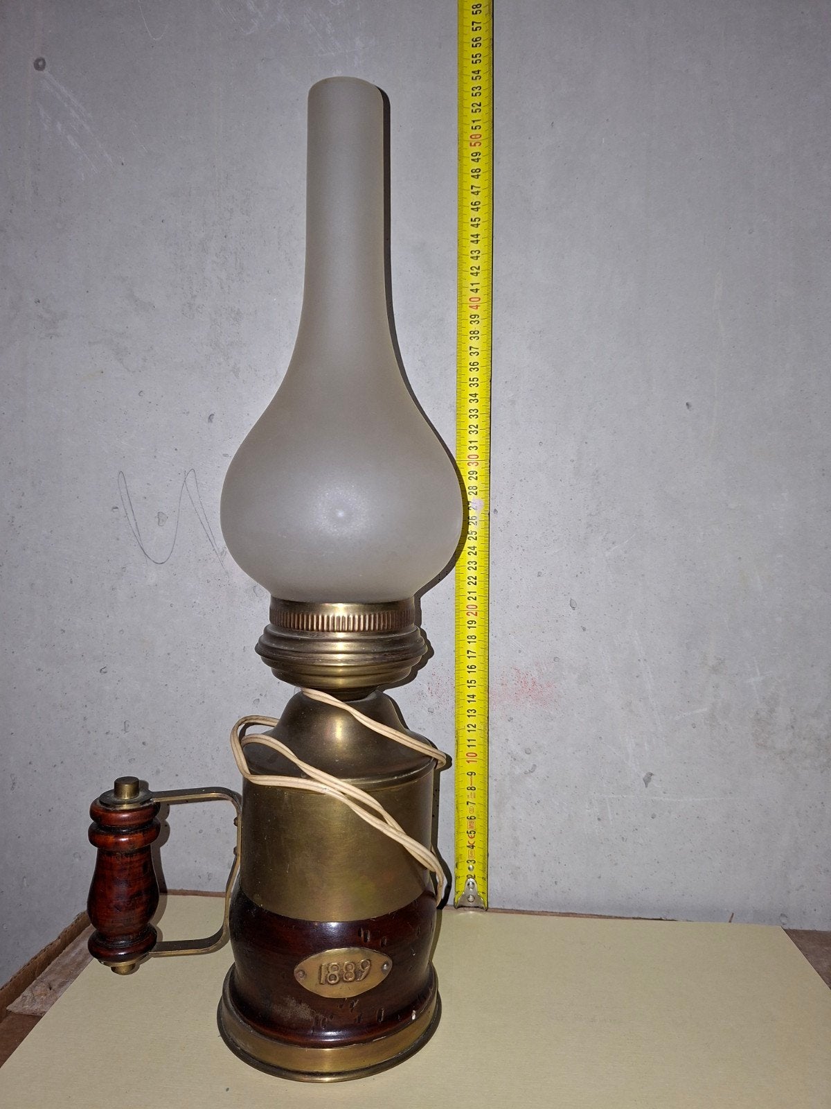 Antieke olielamp uit 1889 - Messing en hout, Ophalen of Verzenden
