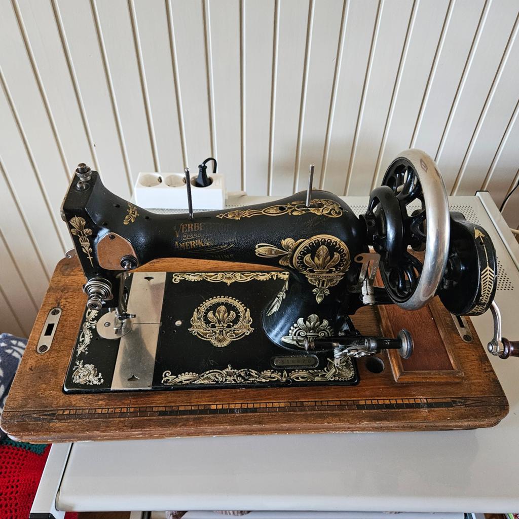 Antieke werkende Singer naaimachine, Ophalen