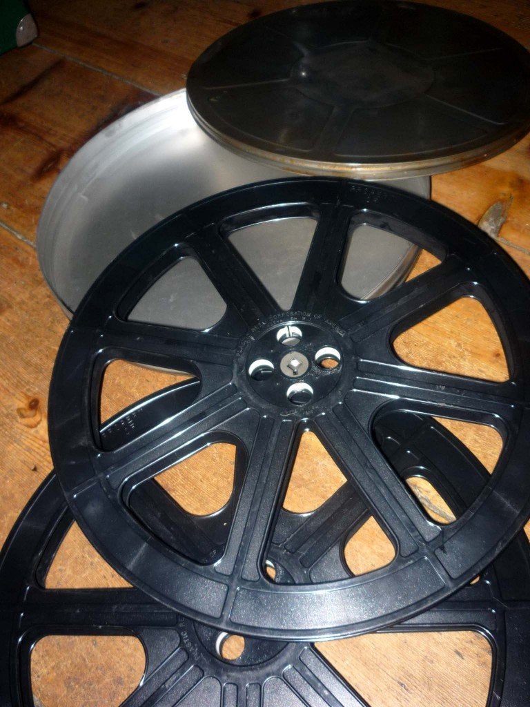 16mm film 2 kunststof 650 mtr spoelen + passend 35mm blik, Ophalen of Verzenden, 16mm film