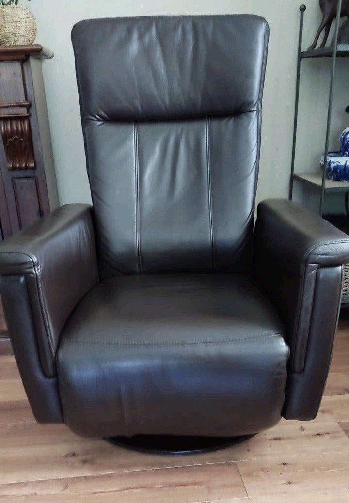 Mooie relax fauteuil/ sta-op stoel, Ophalen, Gebruikt, 50 tot 75 cm, Leer