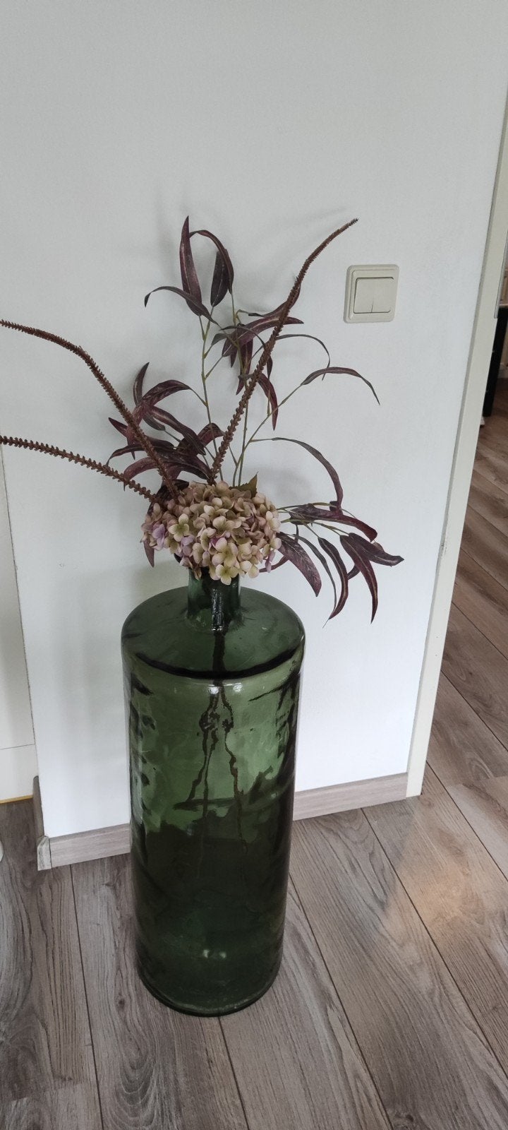 Grote groene glazen vaas met kunstbloemen, Huis en Inrichting, Ophalen, Inclusief decoratie, Groen, Glas