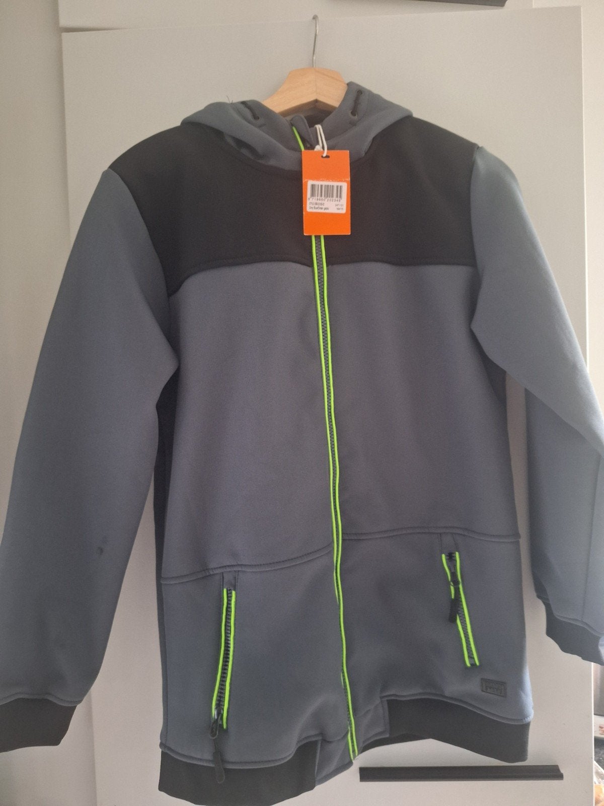 Orange Stars Softshell Jas Maat 164-170, Kinderen en Baby's, Kinderkleding | Maat 164, Nieuw, Ophalen of Verzenden, Jongen, Orange Stars