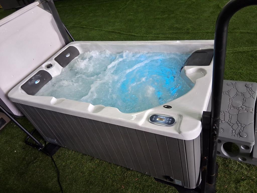 Balboa kleine jacuzzi compacte spa 2 ligpl HEMELVAART OPEN, Tuin en Terras, Bubbelbaden en Hottubs, Zo goed als nieuw, Ophalen of Verzenden