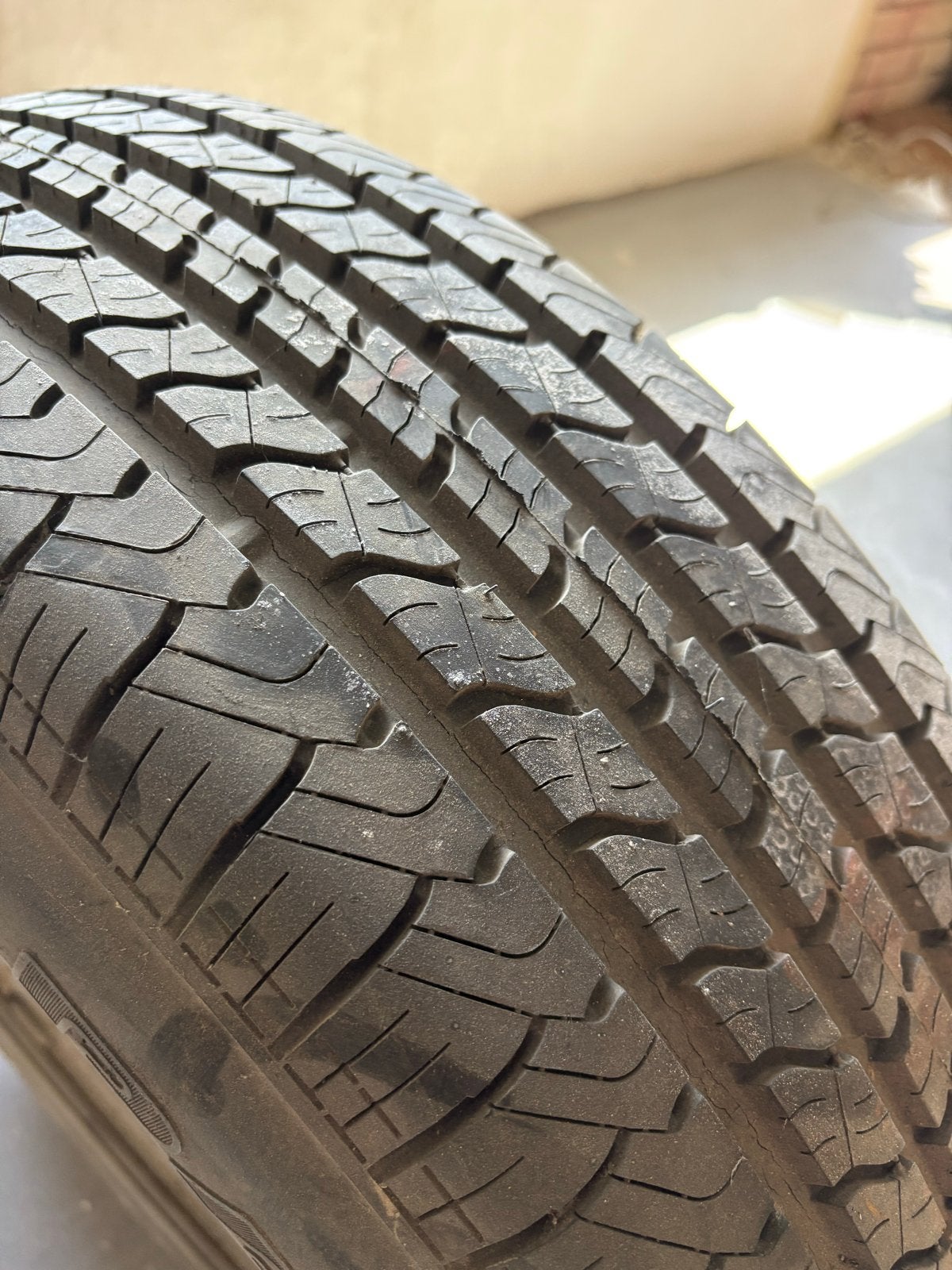 Chevrolet velg met band Uniroyal Tiger Paw P235/75R15, Auto-onderdelen, Ophalen, Gebruikt, 15 inch, Banden en Velgen