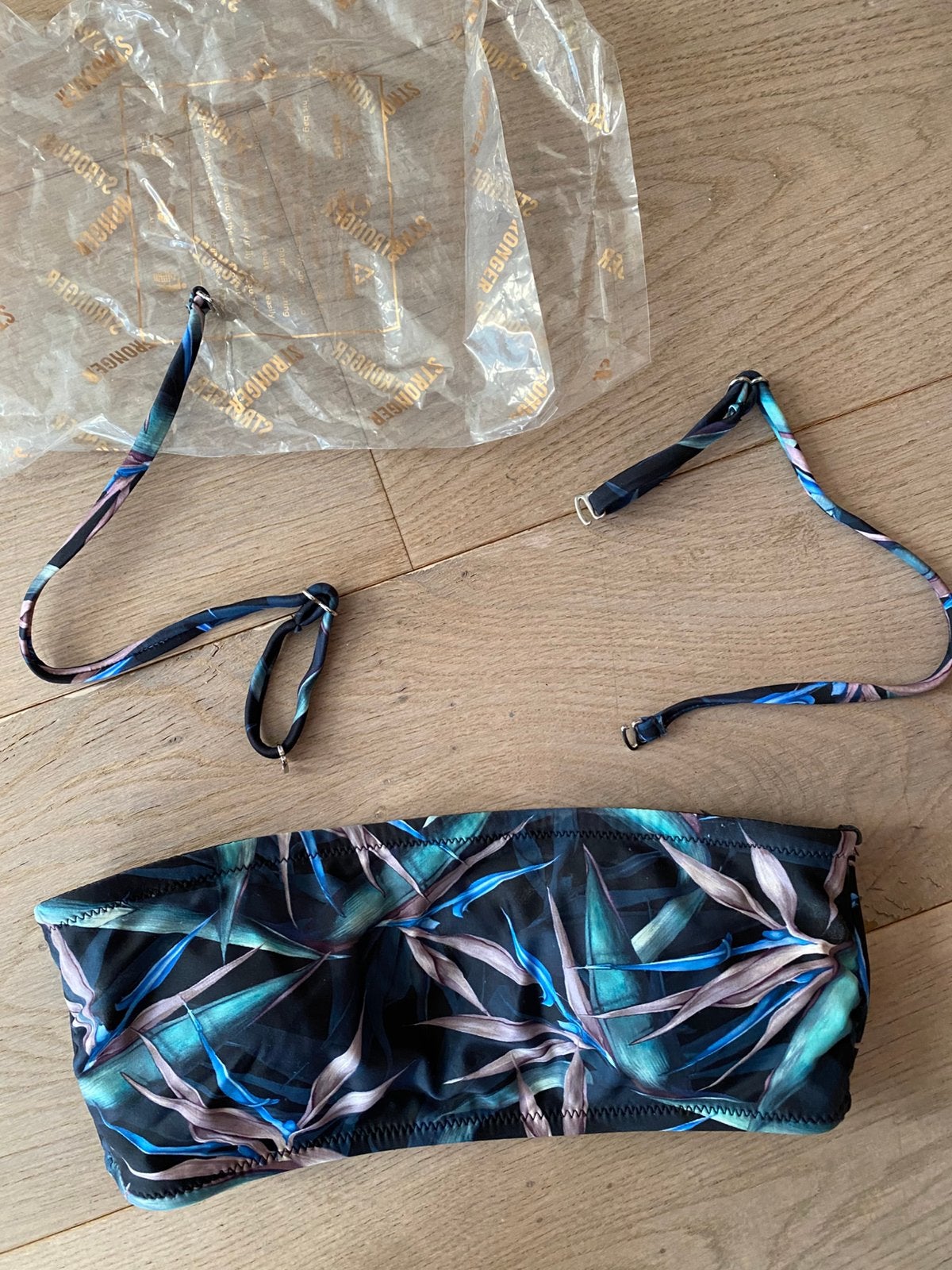 Bikini topje Stronger maat XS, Ophalen of Verzenden, Zo goed als nieuw, Zwart, Bikini