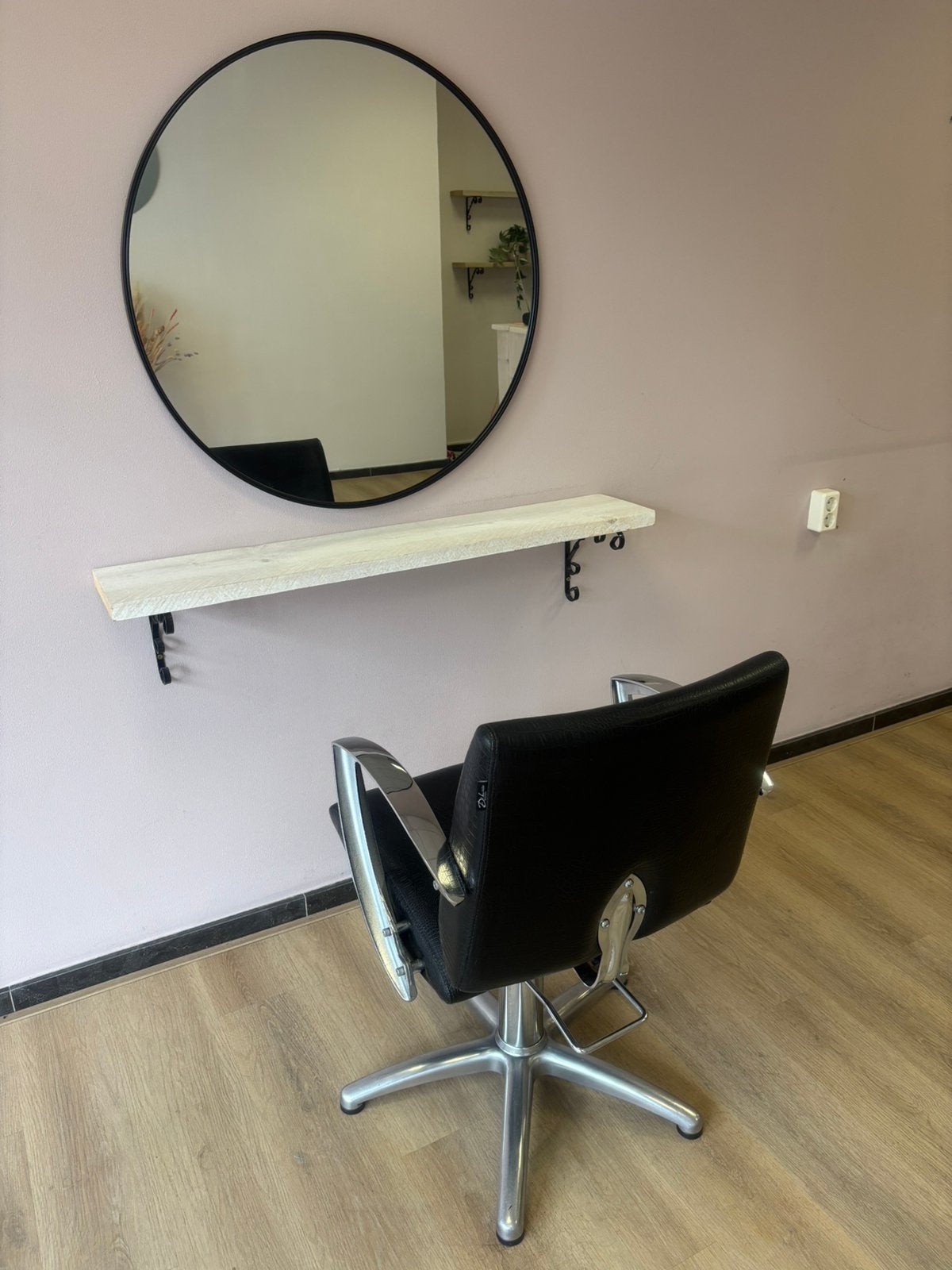 Te koop 2 kapperstoelen , 2 wandplanken  en 2 spiegels, Ophalen, Eén