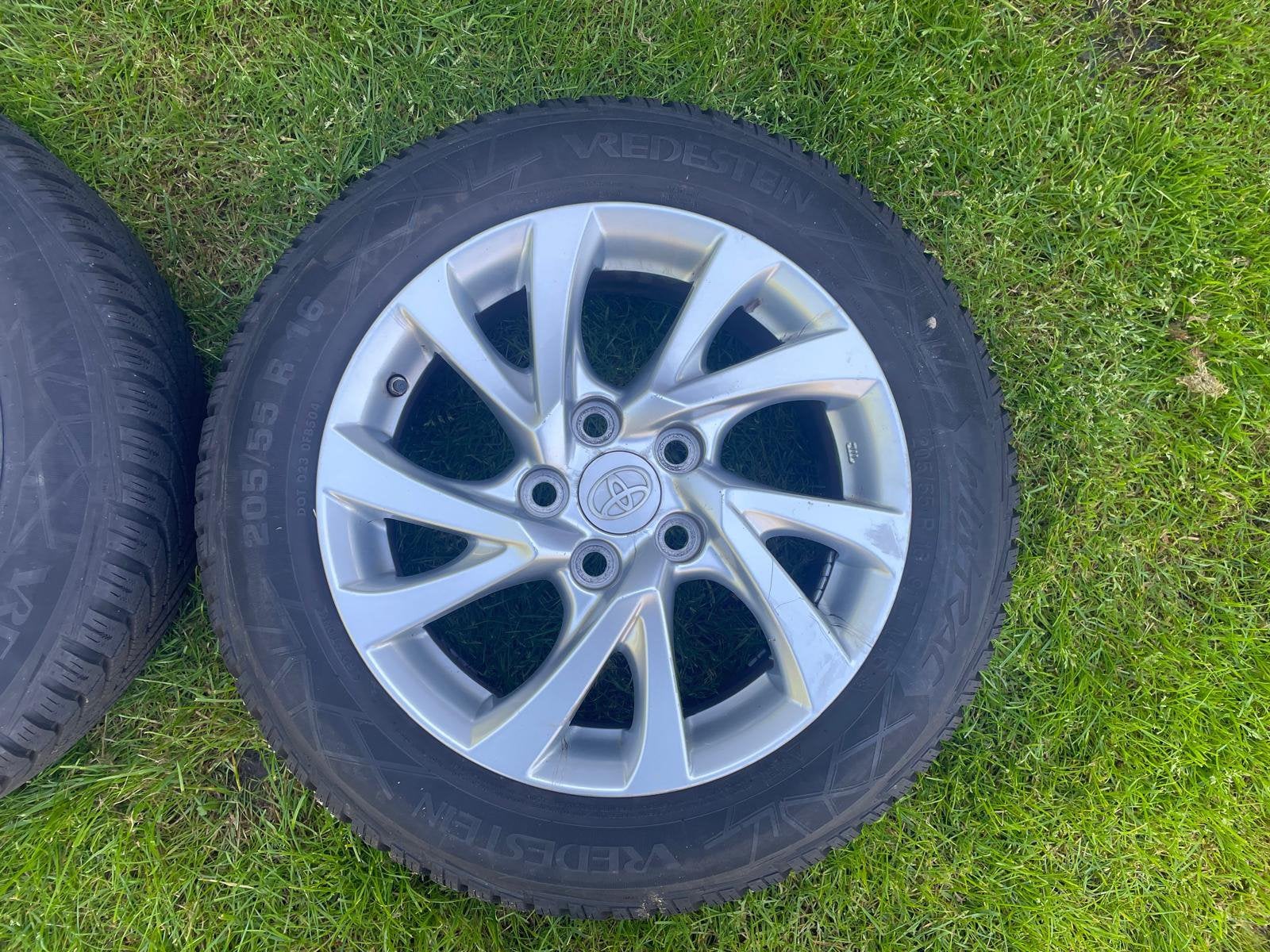 Originele 16” Toyata velgen met nagenoeg nieuwe winterbanden, Auto-onderdelen, Banden en Velgen, Ophalen, Gebruikt, 16 inch, Banden en Velgen
