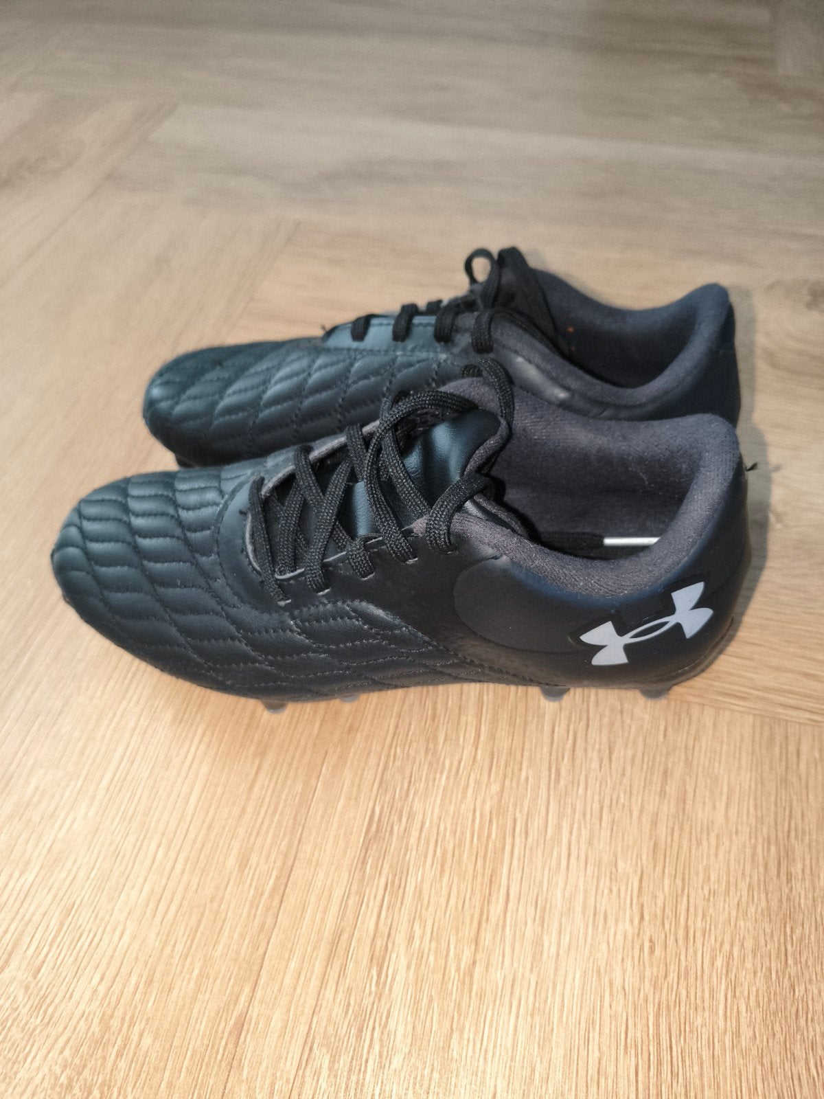 Football shoes (size 34) + Shin guards, Sport en Fitness, Maat XS of kleiner, Ophalen, Schoenen