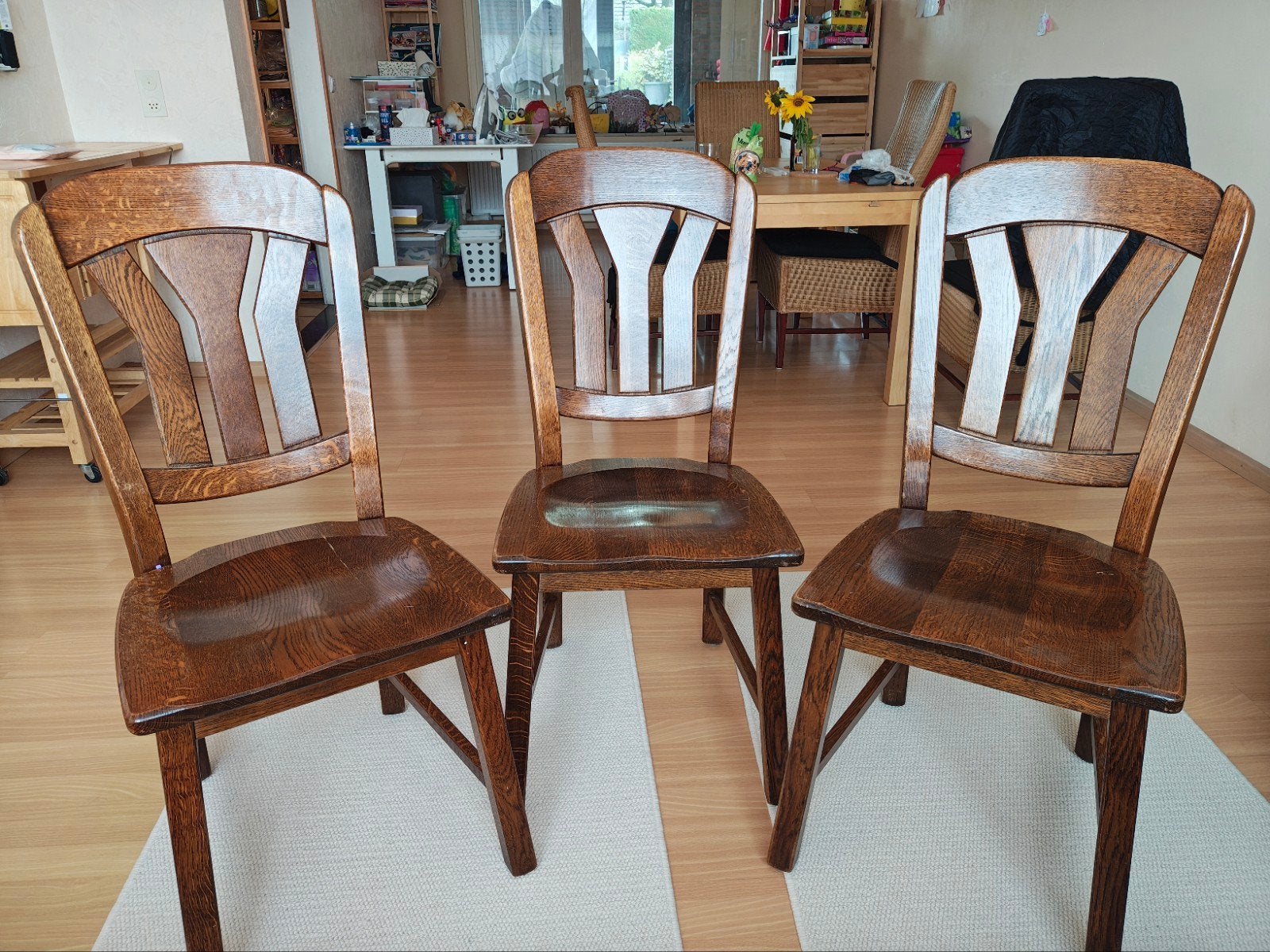 GRATIS 3 stk bruine hardhouten stoelen, glanzend, Ophalen, Zo goed als nieuw, Hout, Drie