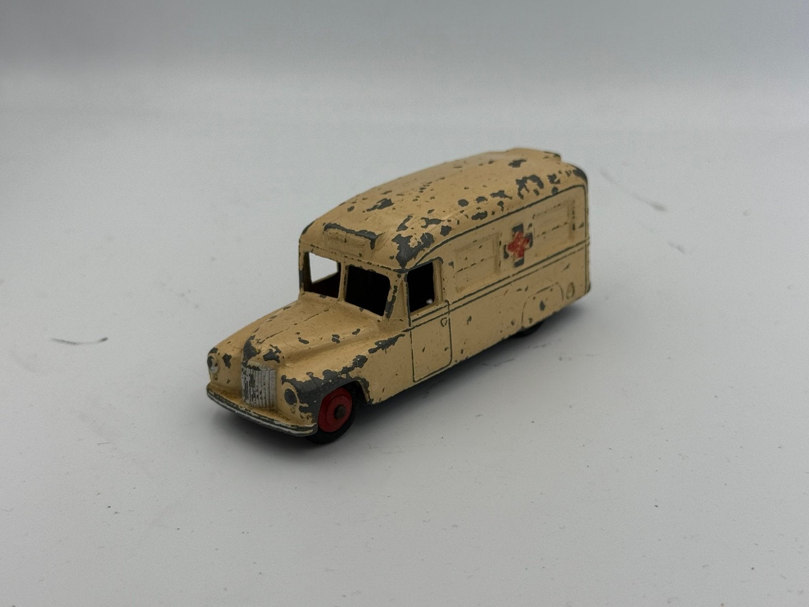 Dinky Toys Daimler Ambulance nr 253, Ophalen of Verzenden, Zo goed als nieuw, Auto, Dinky Toys