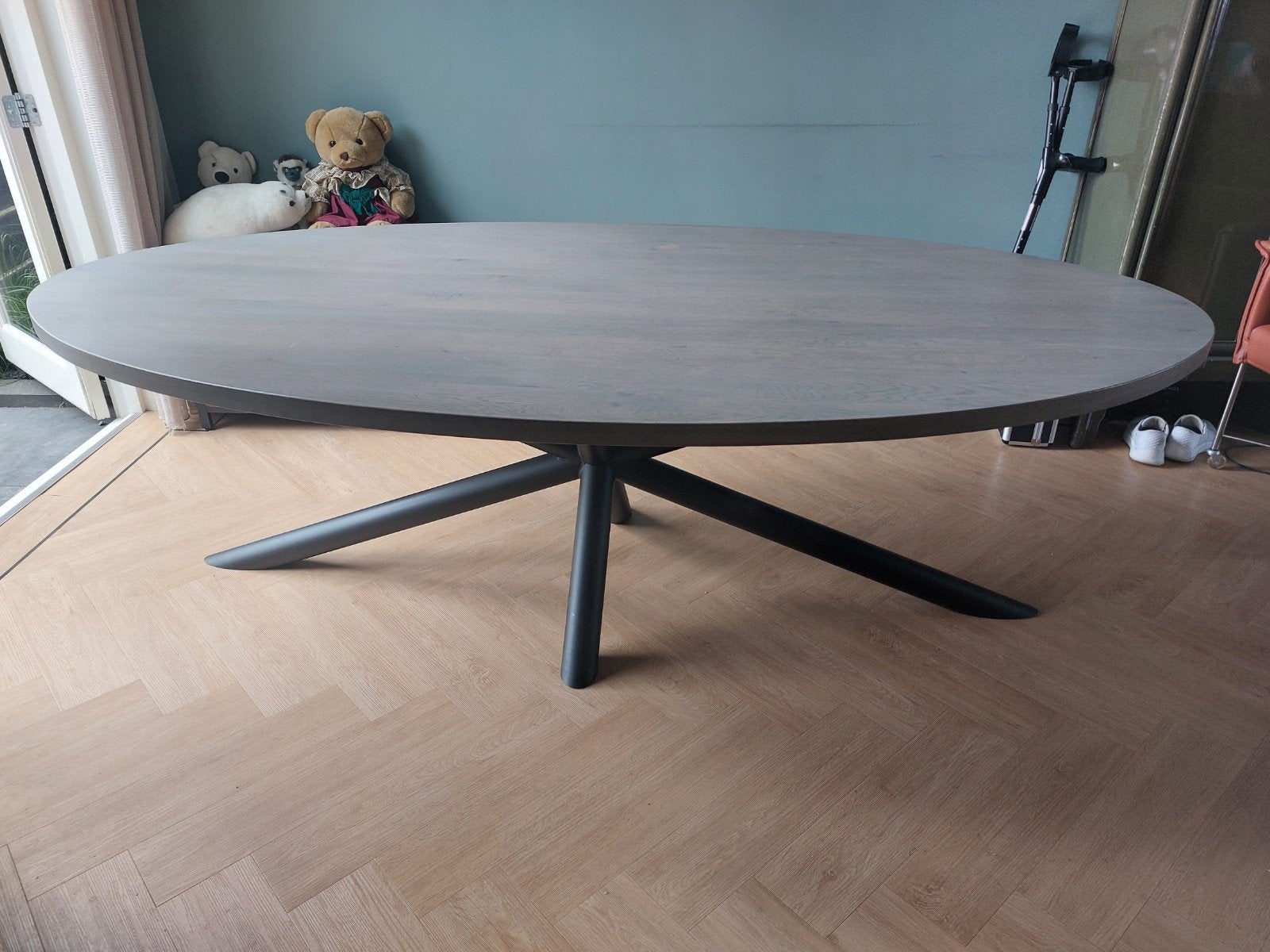 Grote ovale eettafel met stevig metalen onderstel, Ophalen, 100 tot 150 cm, 200 cm of meer, Zo goed als nieuw