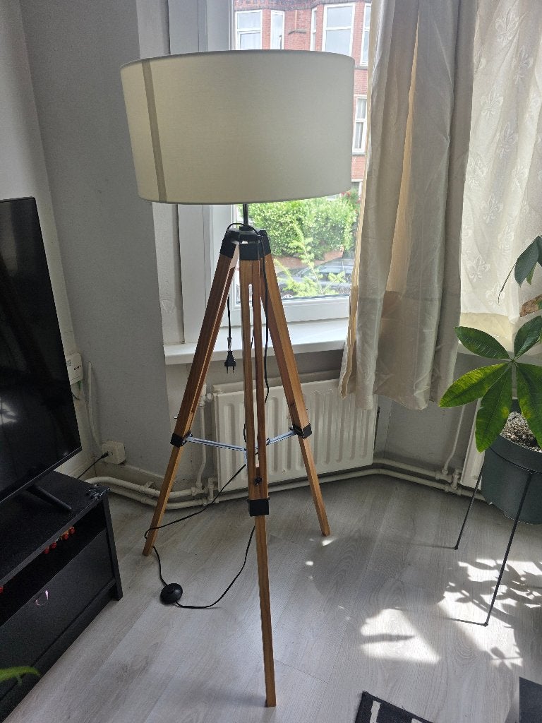 Stijlvolle staande lamp met houten driepoot, Ophalen, Modern, Scandinavisch, Zo goed als nieuw, Stof