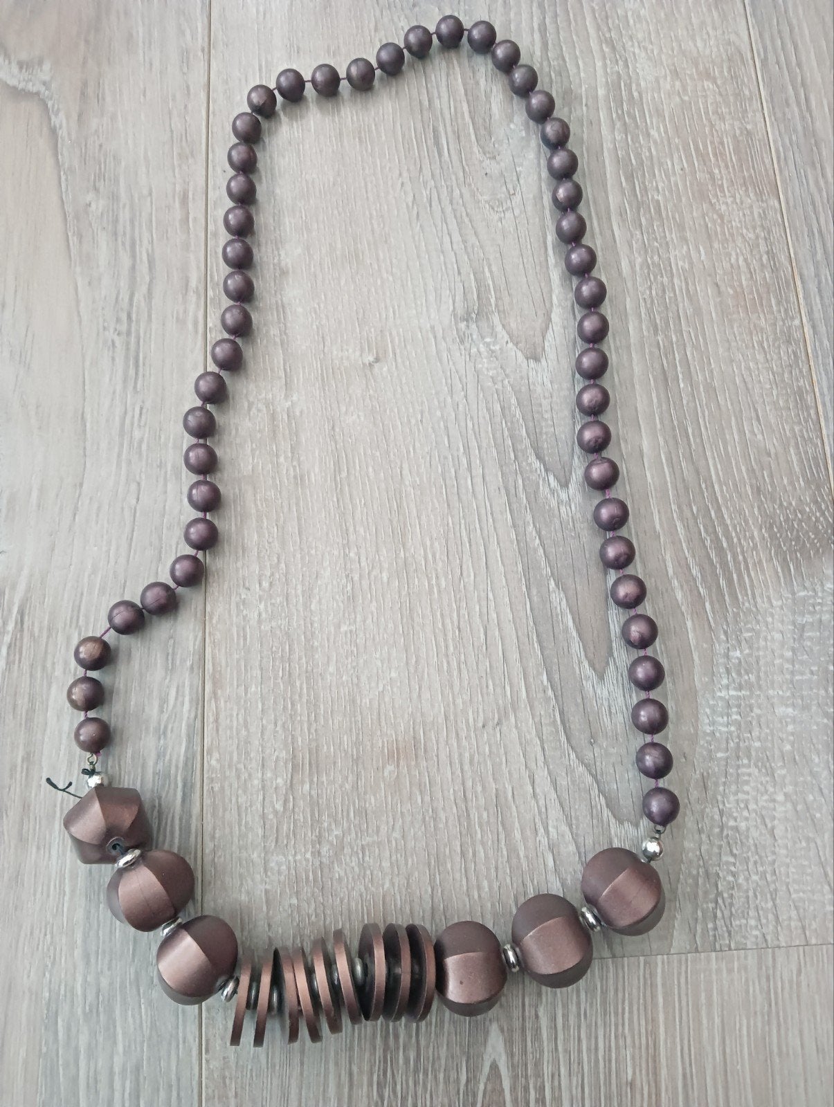 Ketting met bruine kralen ,leuk model en platte schijfjes, Ophalen of Verzenden, Zo goed als nieuw, Bruin, Kunststof