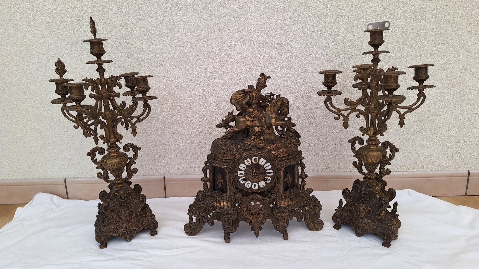 Antieke bronzen bravetto pendule met kandelaars, Antiek en Kunst, Ophalen