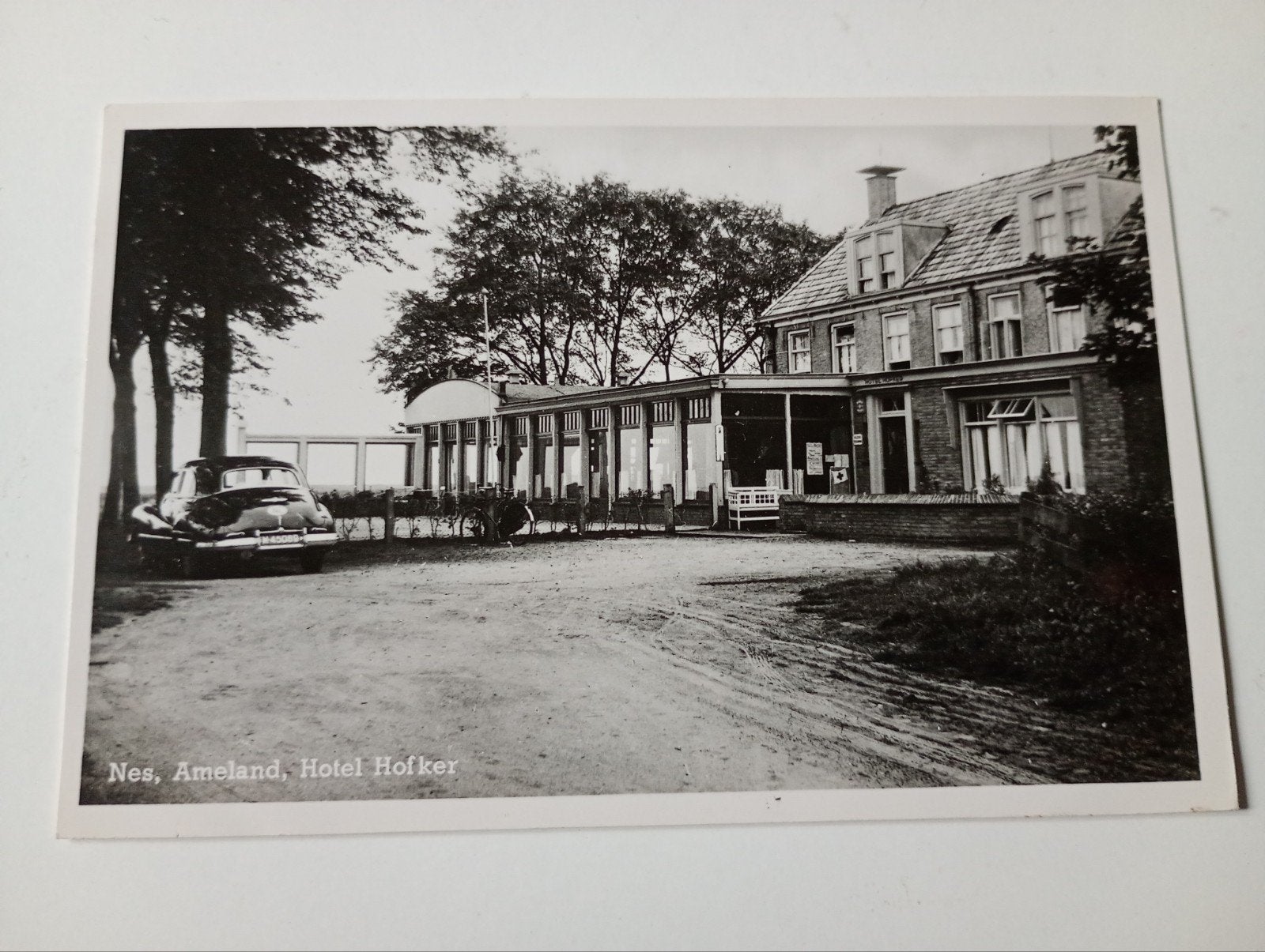 Ameland Nes Hotel Hofker met Auto, Ophalen of Verzenden, 1940 tot 1960, Ongelopen, Waddeneilanden