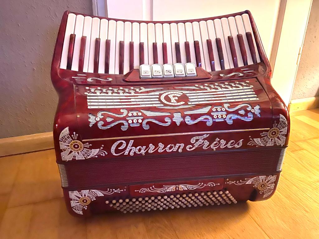 Charron Frères 4 korig, Muziek en Instrumenten, Accordeons, Overige merken, Gebruikt, Met koffer, 120-bas