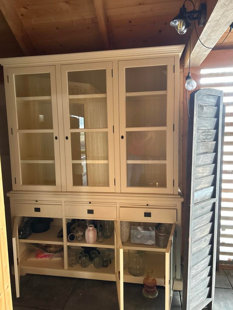 Mooie crèmekleurige vitrinekast met glazen deuren, Ophalen, Gebruikt, 100 tot 150 cm, Met lade(s)