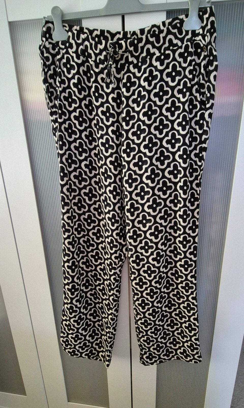 Broek van Elvira, Zwart, Maat 42/44 (L), Ophalen of Verzenden, Zo goed als nieuw