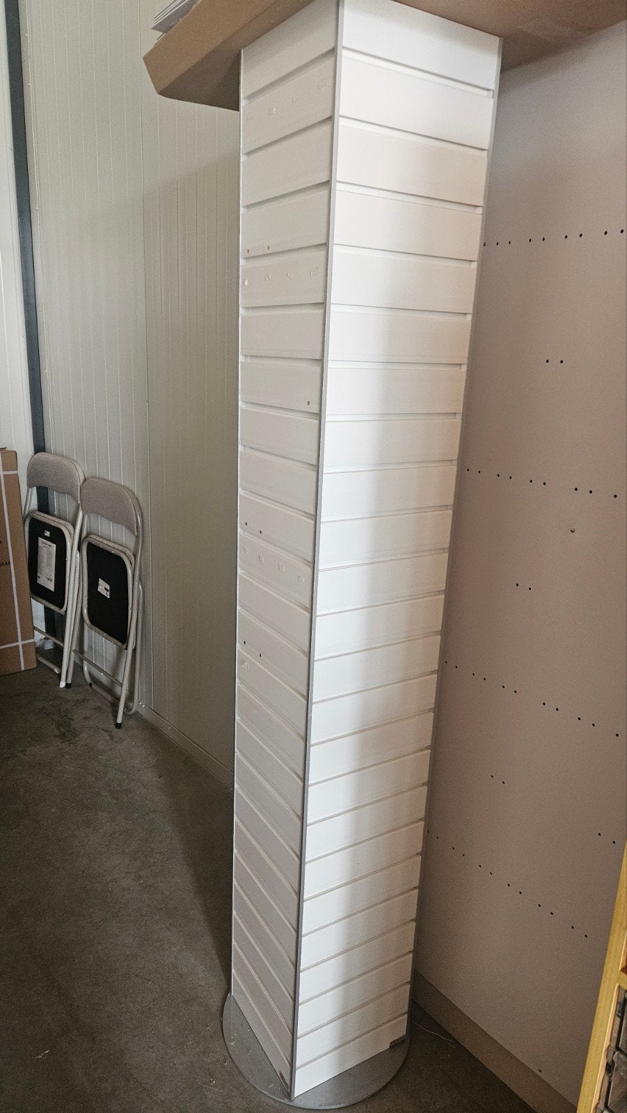 Witte Slatwall (flexiSlot) Display Zuil - Winkelpresentatie, Ophalen